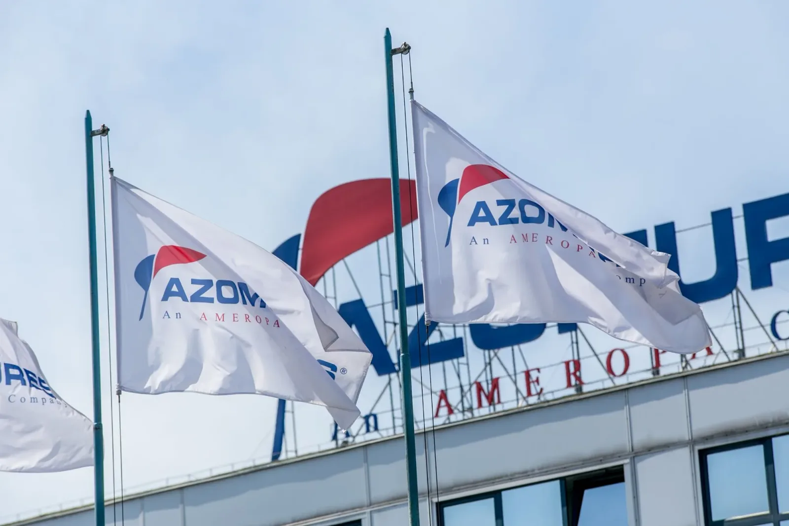 Steagurile Azomureș flutură în fața clădirii companiei, simbolizând incertitudinea economică.