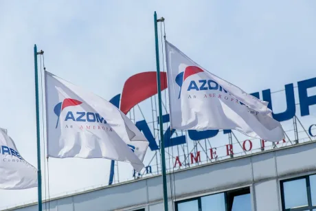 Steagurile Azomureș flutură în fața clădirii companiei, simbolizând incertitudinea economică.