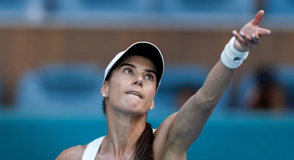 Sorana Cîrstea în timpul unui meci de tenis, concentrată pe serviciu.