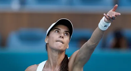 Sorana Cîrstea în timpul unui meci de tenis, concentrată pe serviciu.
