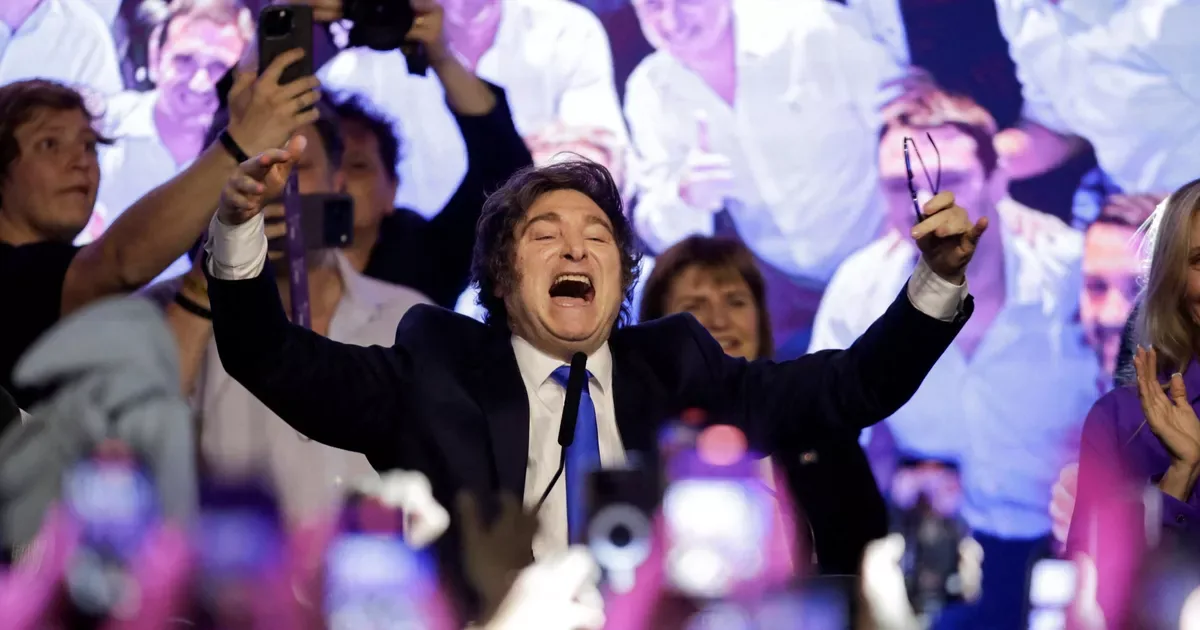 Javier Milei sărbătorește victoria electorală alături de susținători entuziaști.