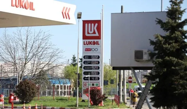 Prețuri carburant la o stație Lukoil din București, cu variații recente.