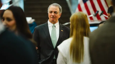 Ambasadorul SUA la București, Darryl Nirenberg, în mijlocul unei mulțimi.