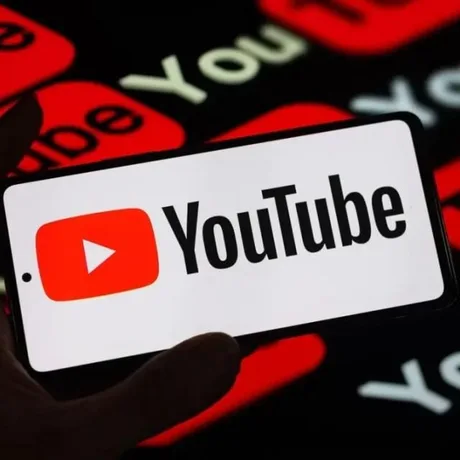 Reclame YouTube pe mobil, fără sunet, lângă livestream-uri.