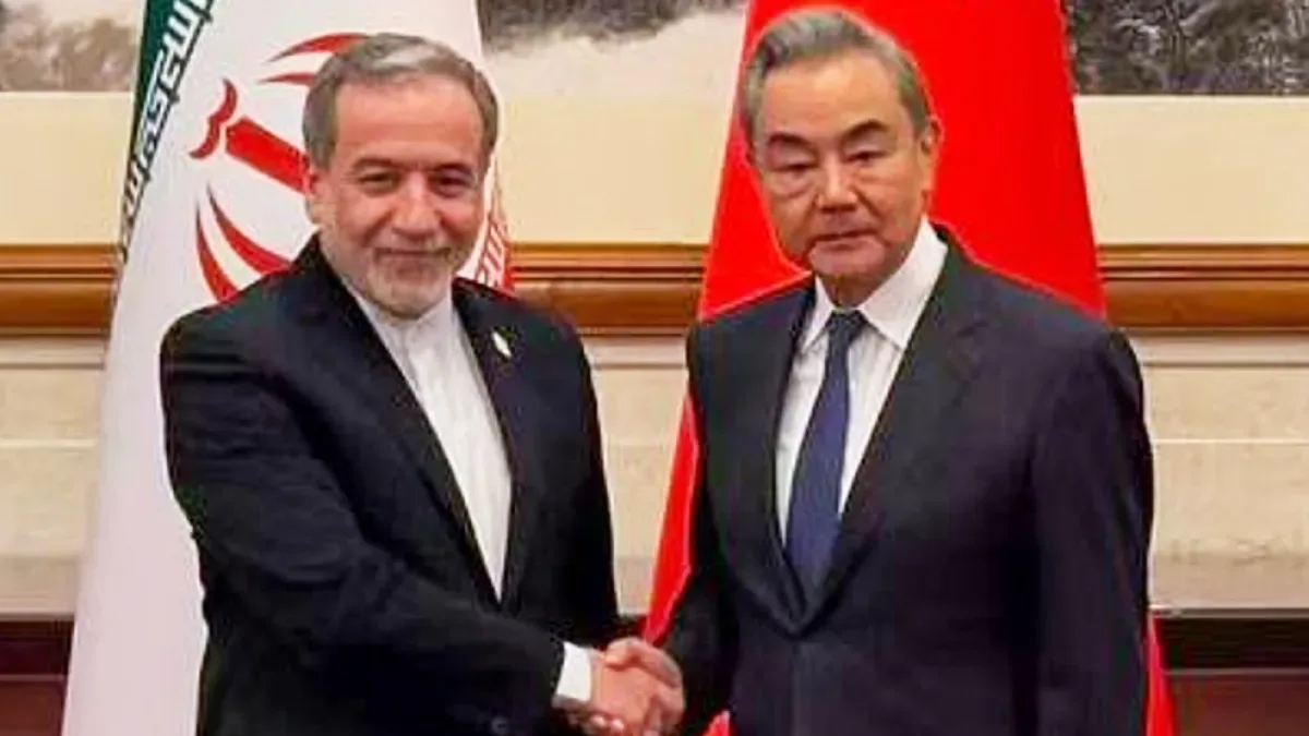 Ministrul iranian de Externe și omologul chinez se salută la Beijing.