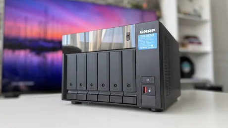 Dispozitiv NAS QNAP TVS-h674T pentru stocare rapidă și fiabilă.