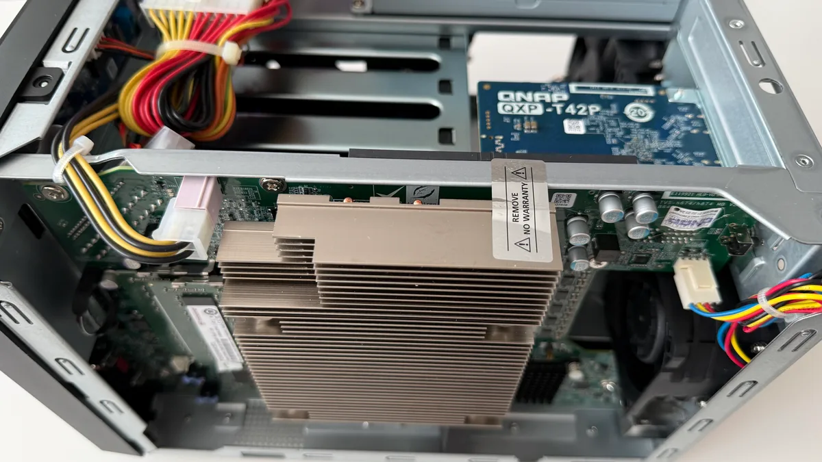 Interiorul unui NAS QNAP cu componentele sale interne vizibile.