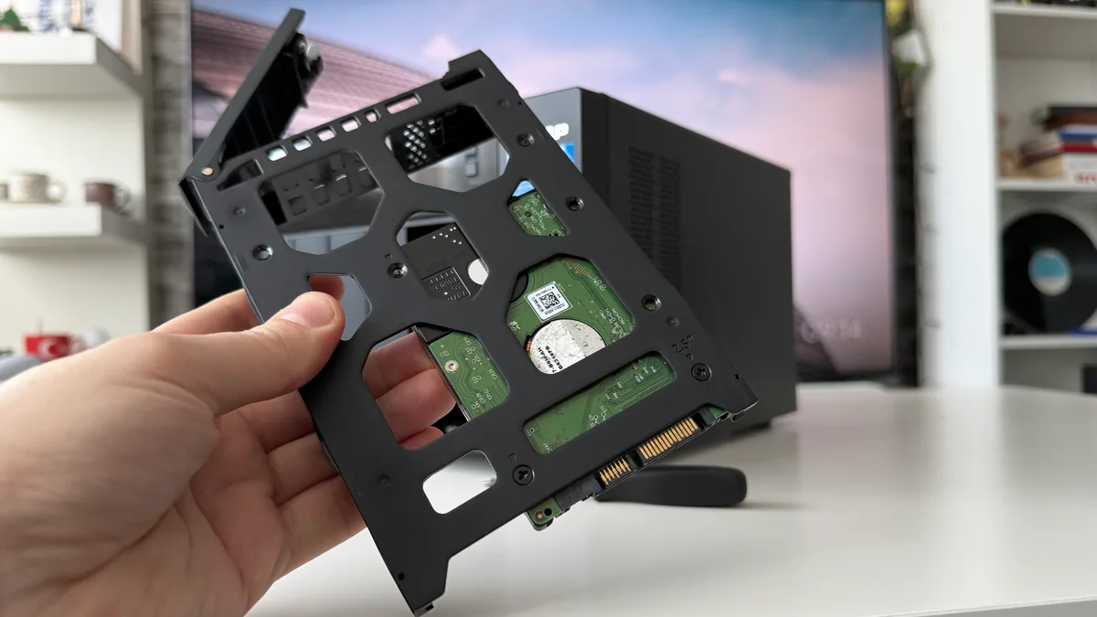 Un suport pentru HDD dintr-un NAS QNAP, pregătit pentru instalare.