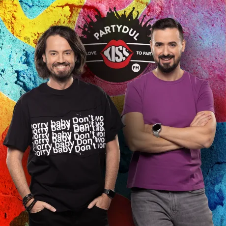 Prezentatorii Kiss FM zâmbesc pe un fundal colorat și vibrant.