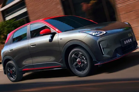 Un automobil Geely modern circulând pe stradă, cu un design atrăgător.