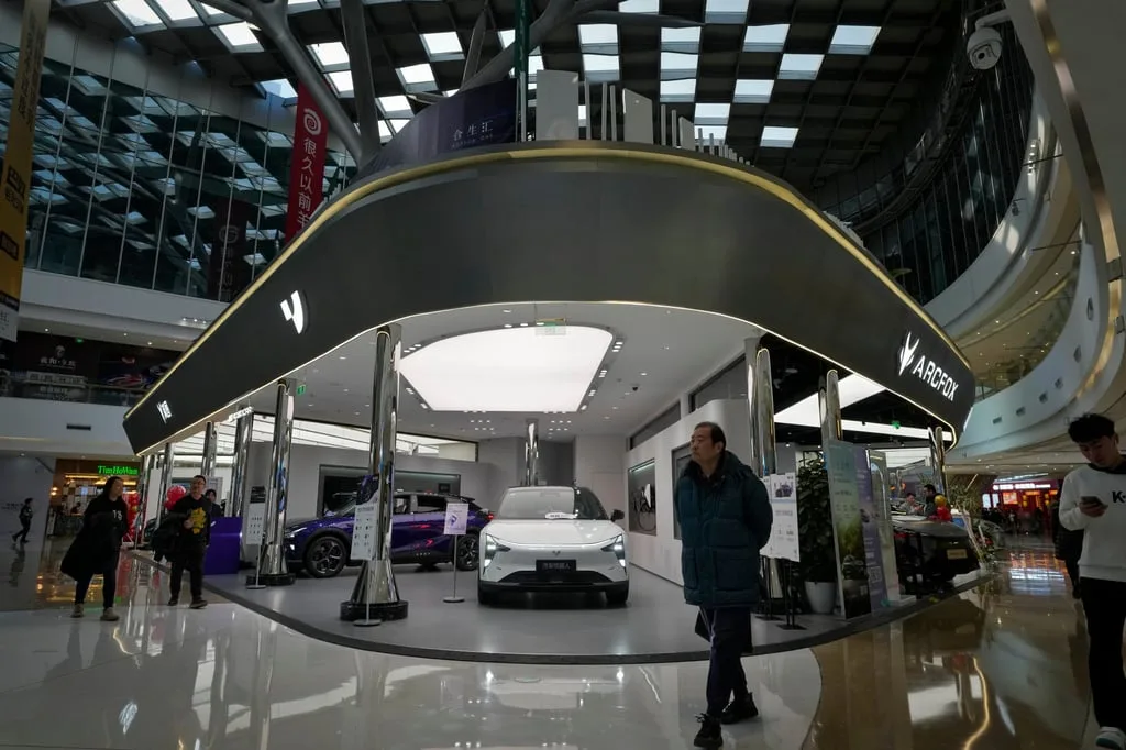 Showroom modern pentru vehicule electrice în China, cu expunere diversificată.