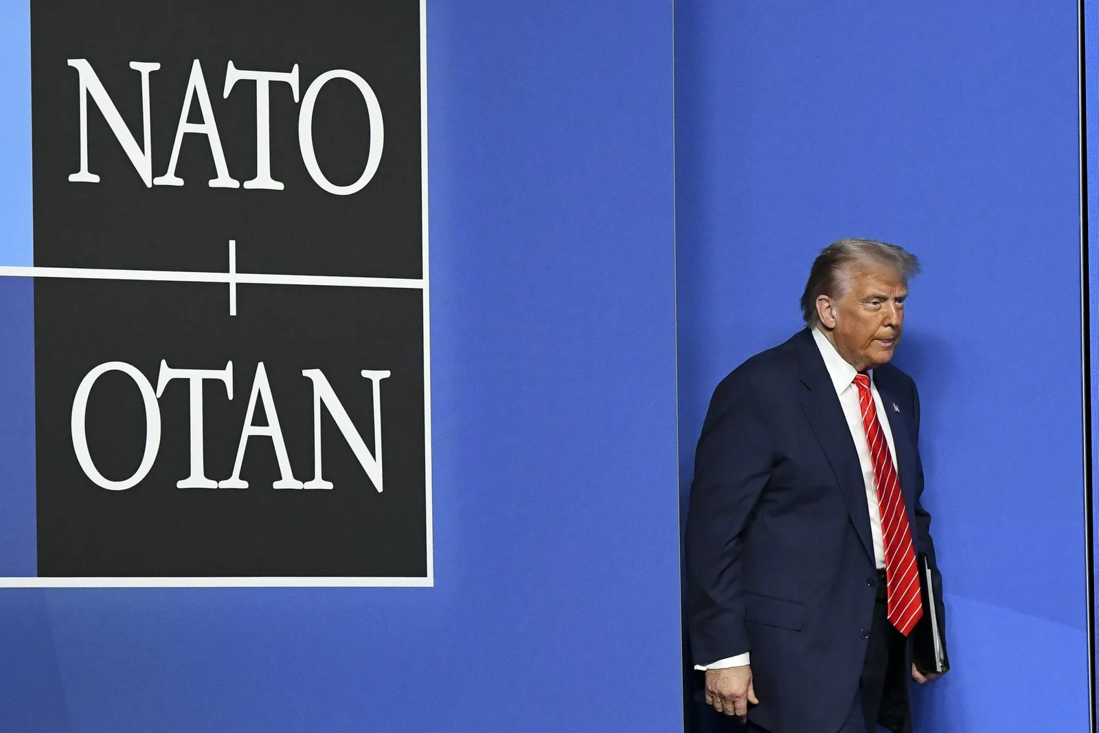 Donald Trump părăsește scena în timpul unei întâlniri NATO.