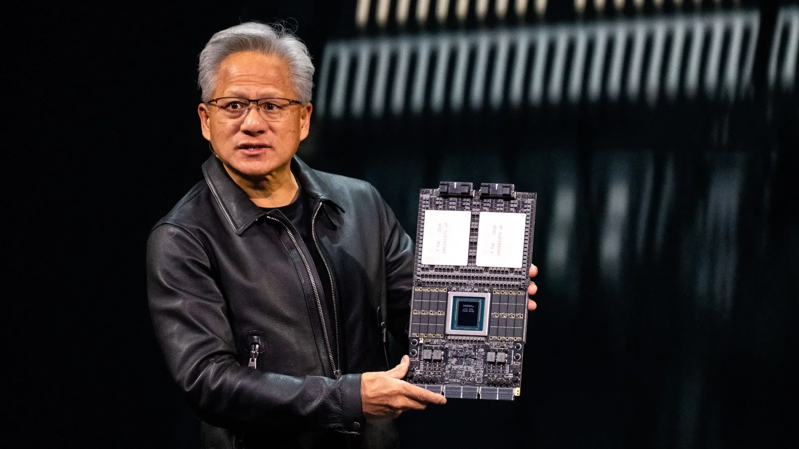 Jensen Huang prezentând un nou produs NVIDIA pe scenă.