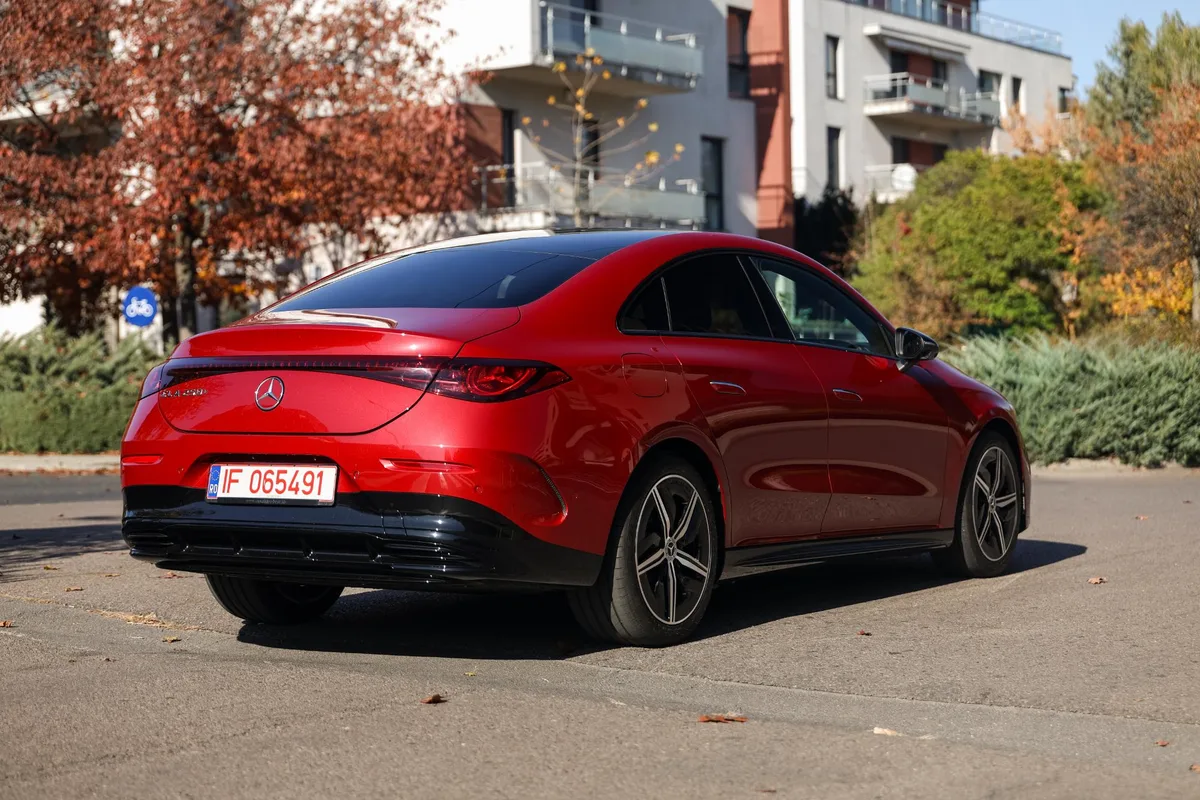 Noul Mercedes-Benz CLA electric în culoarea roșu Patagonia pe o stradă din România.