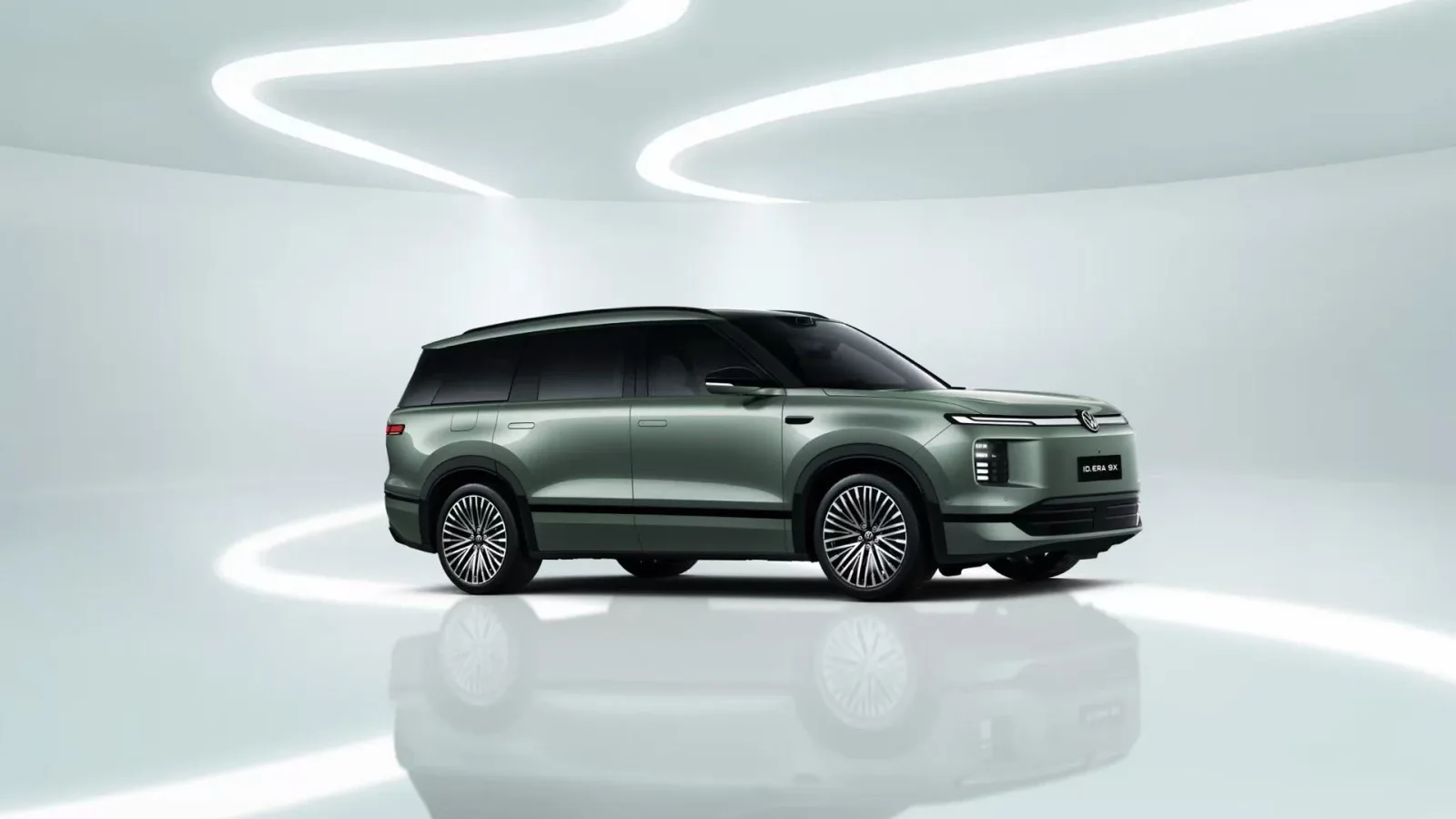 Un SUV modern, elegant, pe un fundal futurist, simbolizând inovația auto.