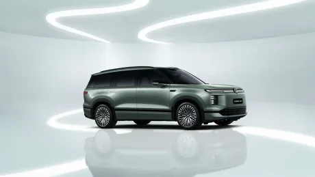 Un SUV modern, elegant, pe un fundal futurist, simbolizând inovația auto.