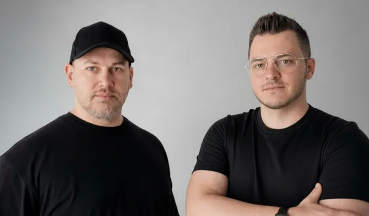 Fondatorii DesignVerse discutând despre extinderea echipei și inovații în software.