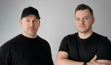 Fondatorii DesignVerse discutând despre extinderea echipei și inovații în software.