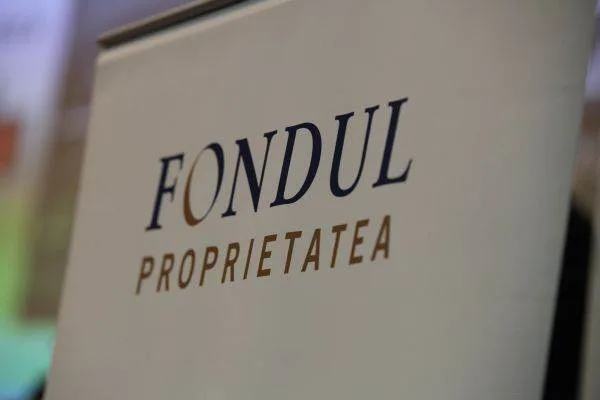 Logo-ul Fondului Proprietatea pe un fundal neutru.