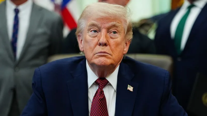 Donald Trump în timpul unei întâlniri oficiale, cu o expresie serioasă.