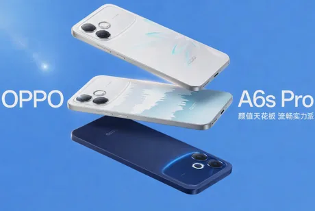 Trei modele OPPO A6s Pro în culori diferite, pe fundal albastru.