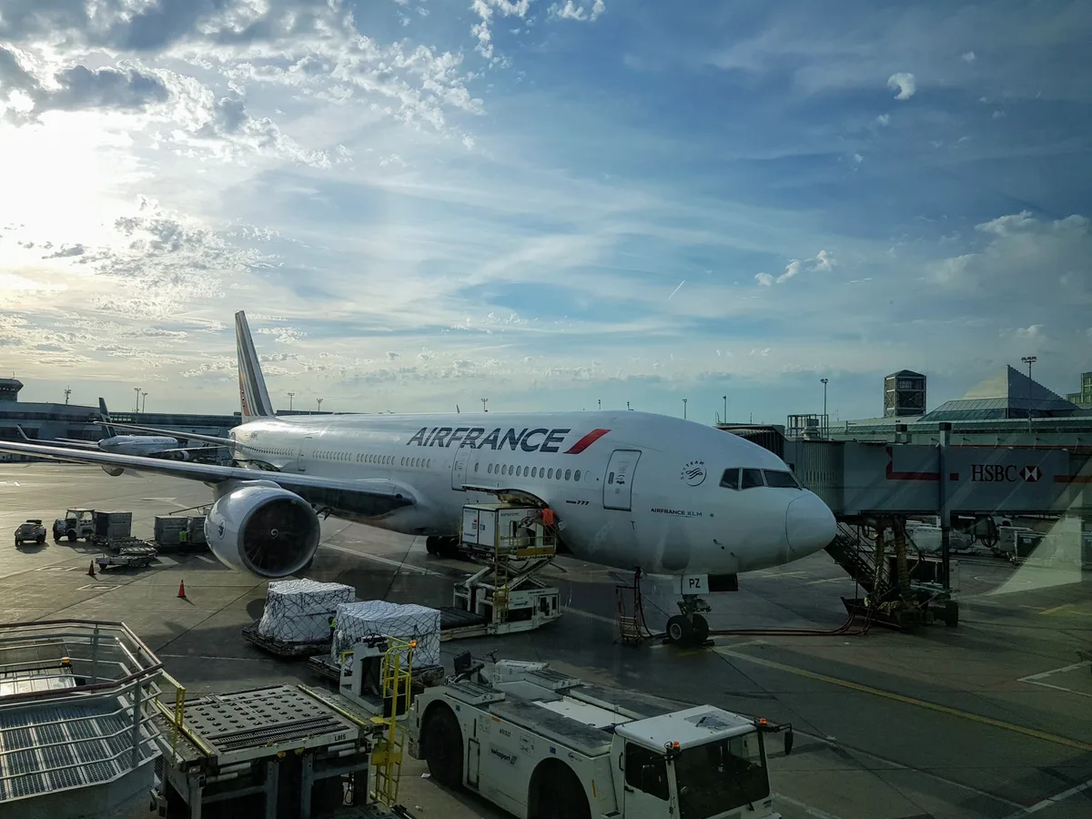 Aeronava Air France pregătită pentru îmbarcare pe aeroportul din București.