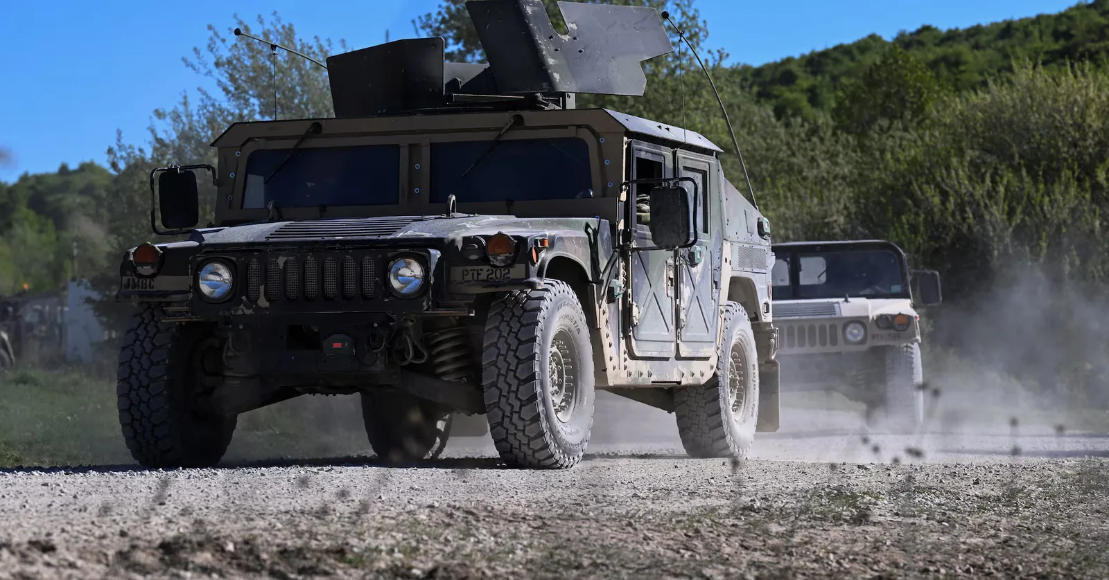 Vehicule militare americane în timpul unei misiuni în Germania.