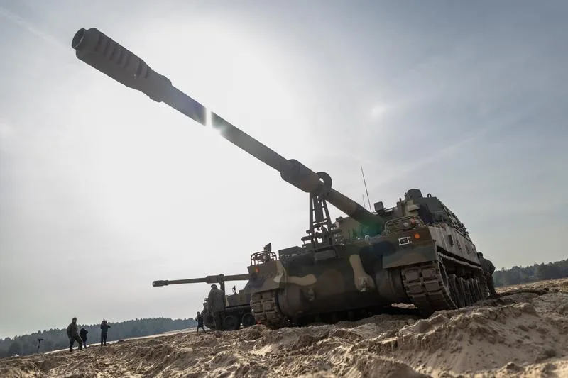 Obuzierul K9 Tunet pe teren de antrenament, pregătit pentru teste.