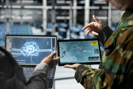 Reprezentanți NATO discutând despre sisteme anti-drone BOREADES.