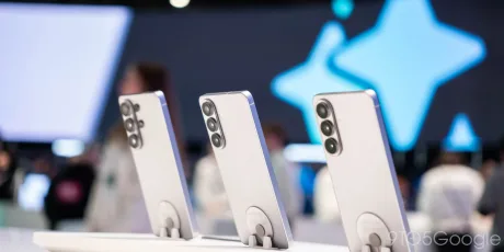 Telefoane Samsung expuse la un eveniment tehnologic, evidențiind designul modern.