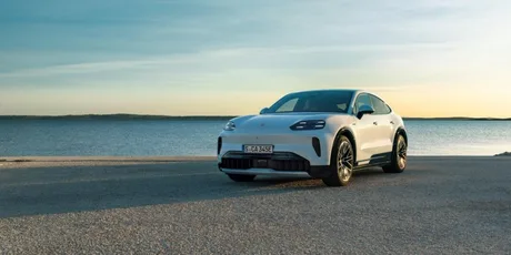 Noul Porsche Cayenne Coupé Electric 2026 pe malul apei, cu un design elegant.