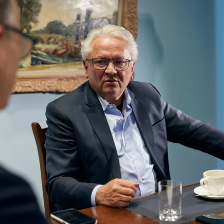 Directorul Rheinmetall discutând despre provocările industriei de apărare europene.