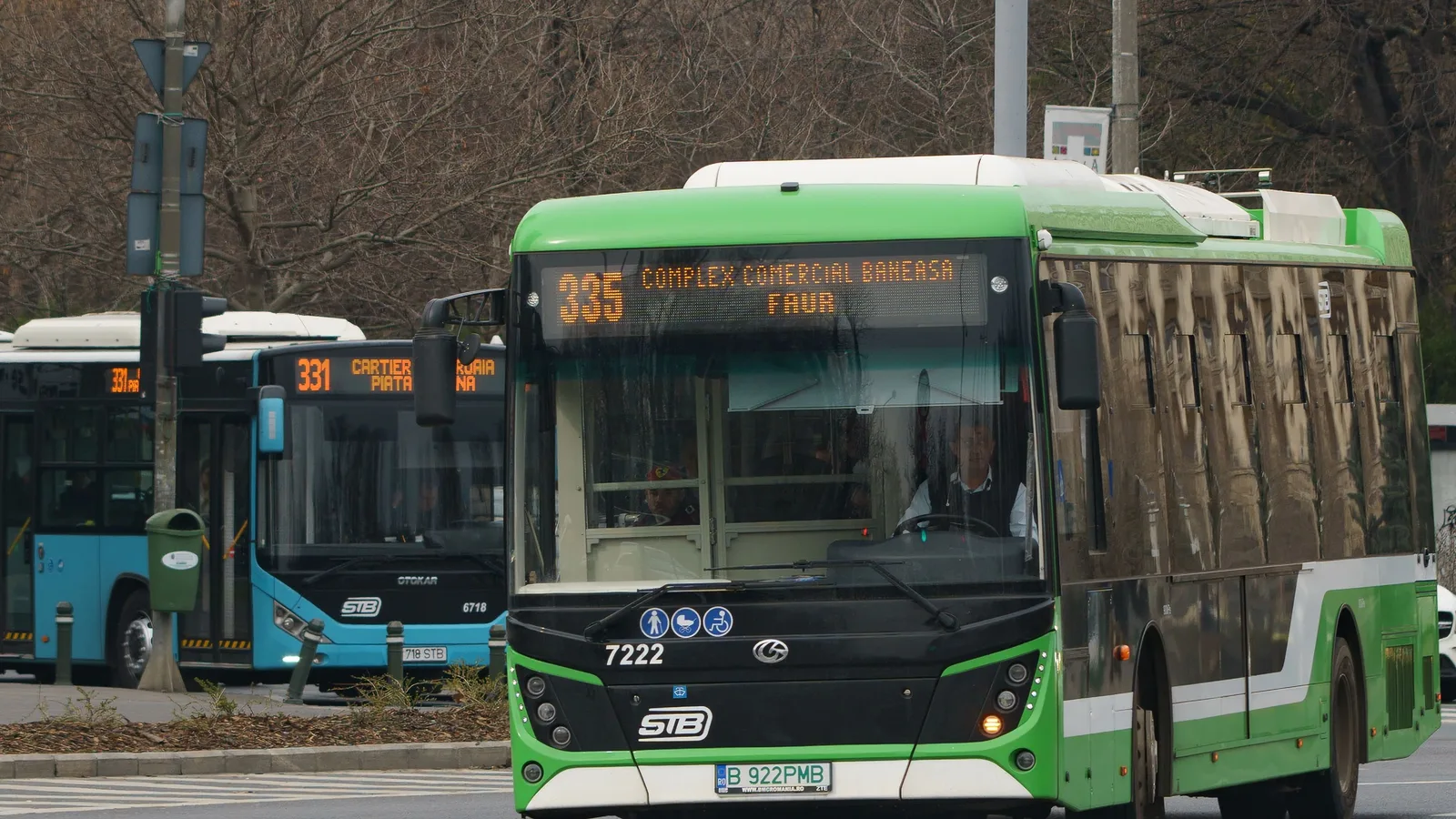 Autobuz STB pe o stradă din București, promovând transportul public ecologic.