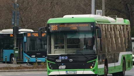 Autobuz STB pe o stradă din București, promovând transportul public ecologic.