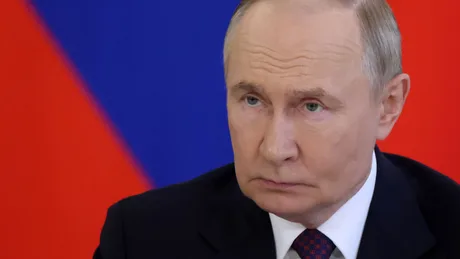 Vladimir Putin la parada militară, înconjurat de soldați.