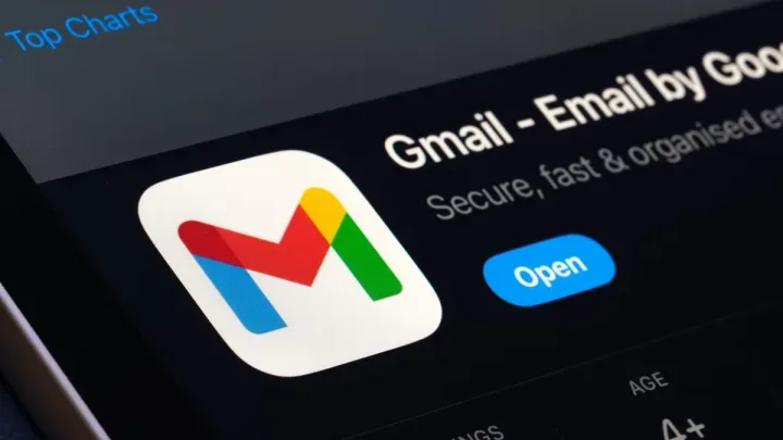 Logo Gmail pe un dispozitiv mobil, simbolizând schimbările viitoare în gestionarea emailurilor.