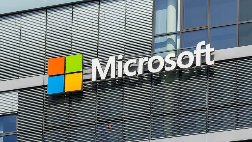 Logo Microsoft pe o clădire modernă, simbolizând parteneriatele tehnologice.