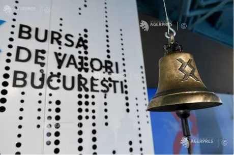 Clopotul de la Bursa de Valori București simbolizează tranzacțiile financiare.