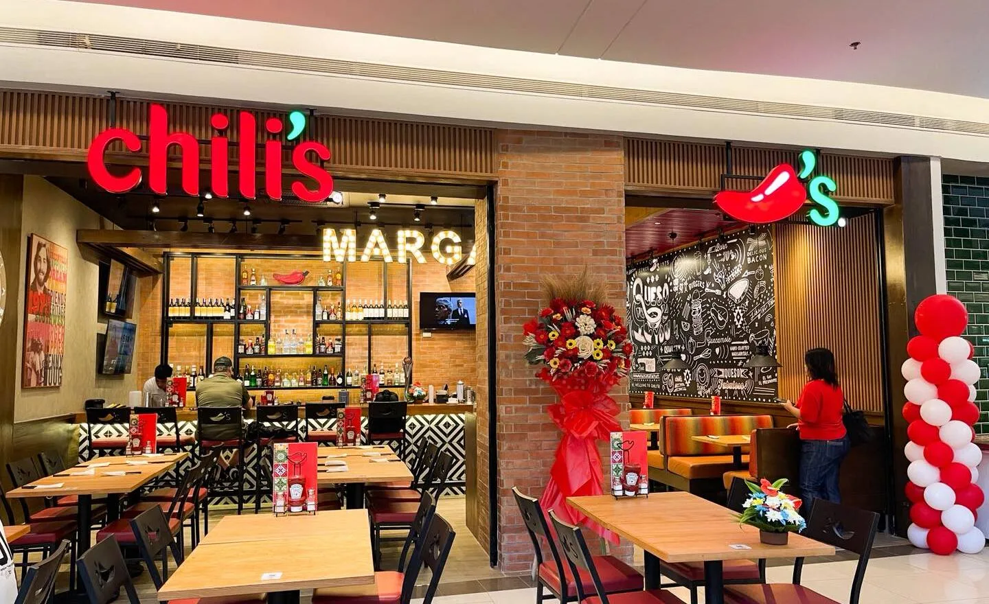 Primul restaurant Chili’s din România, situat în Mall Băneasa, cu decor vibrant.