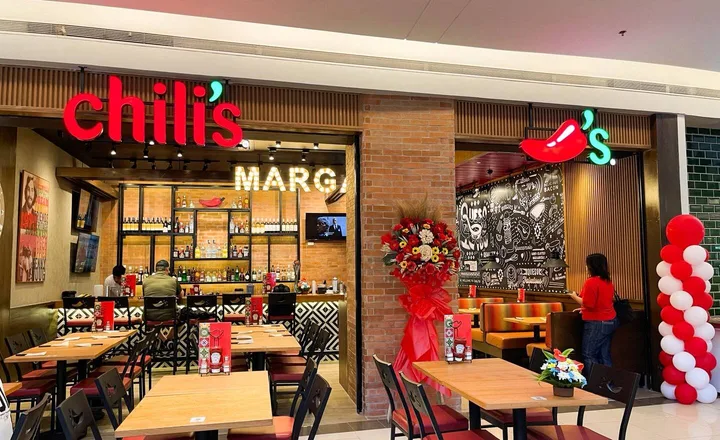 Primul restaurant Chili’s din România, situat în Mall Băneasa, cu decor vibrant.