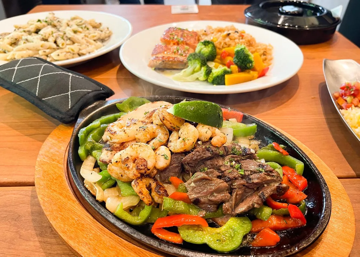 Fajitas cu creveți și carne, preparate la Chili's