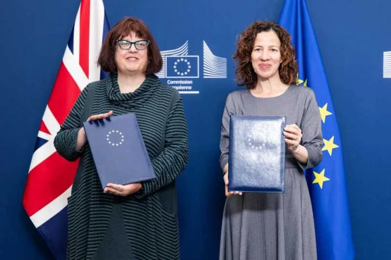 Reprezentantele Uniunii Europene și Marii Britanii semnează acordul Erasmus+.