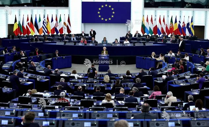 Ursula von der Leyen discutând despre restricțiile internetului în Rusia.