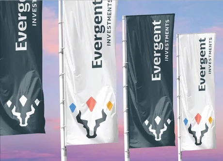 Steaguri cu logo-ul EVERGENT Investments fluturând în vânt.