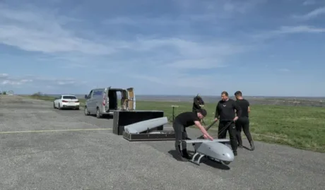 Echipa asamblează o dronă pe teren, demonstrând rapiditatea procesului.