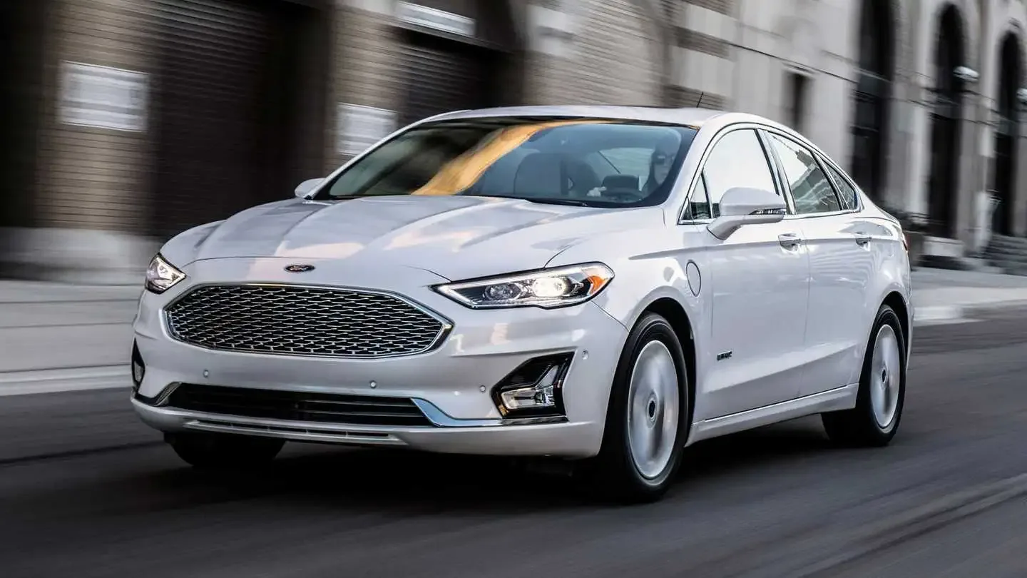 Un sedan Ford pe stradă, simbol al revenirii autoturismelor clasice în Europa.