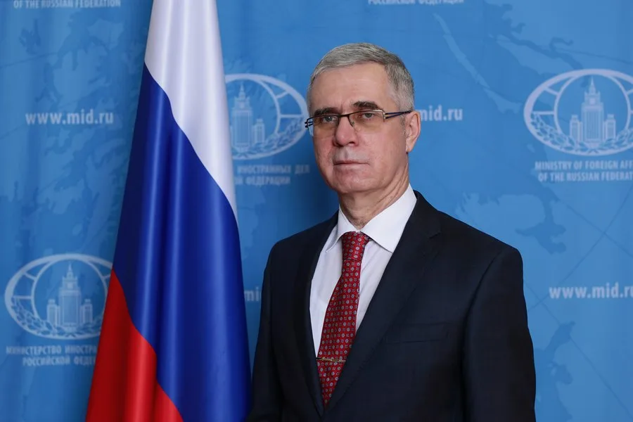 Ambasadorul Rusiei, Vladimir Lipaev, în fața steagului național.