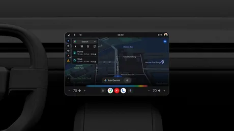 Interfața de bord a unei mașini cu Google Gemini activat, arătând harta și opțiuni de navigare.