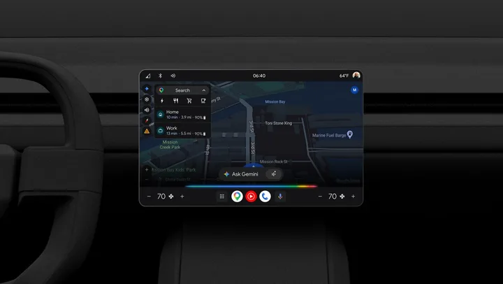 Interfața de bord a unei mașini cu Google Gemini activat, arătând harta și opțiuni de navigare.
