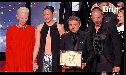 Cristian Mungiu primește un premiu la Cannes, discutând despre finanțarea cinematografiei românești.